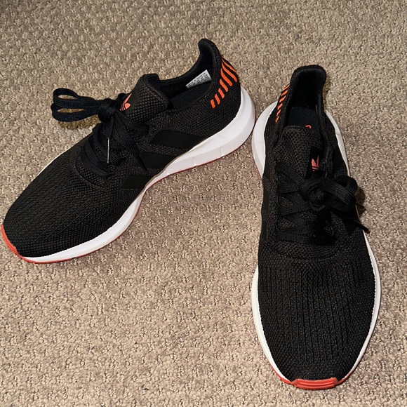 Adidas SWIFT RUN J 'BLACK SOLAR RED' - Picture 4 of 11